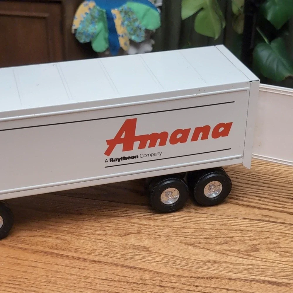 Ertl Amana Refrigeration Semi Truck Diecast Pressed Steel Promotional Toy 2538